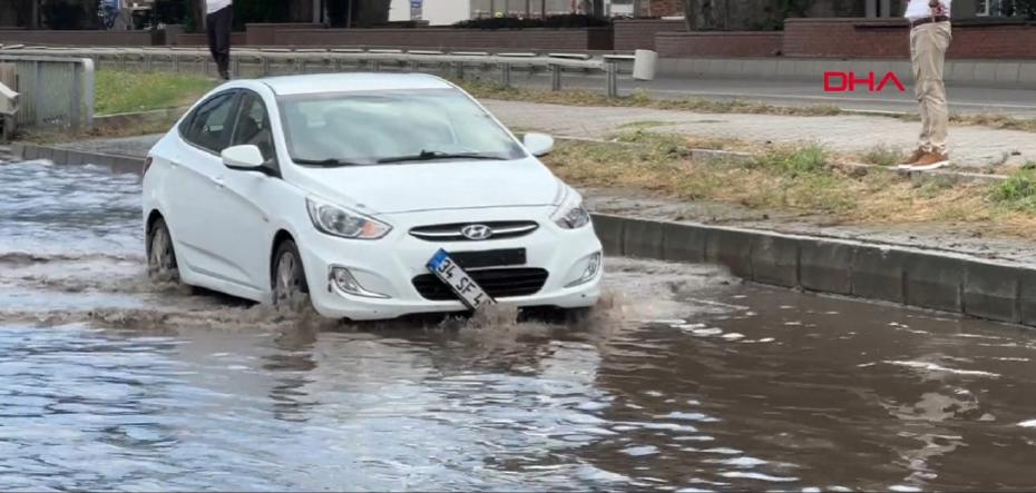 Samsun'da şiddetli sağanak yağış araçları yollarda mahsur bıraktı