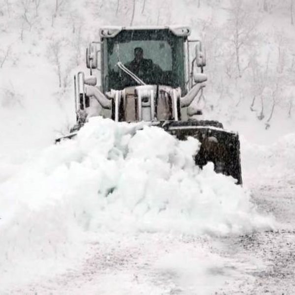Hakkari'de karla mücadele çalışmaları sürüyor – Son Dakika Türkiye Haberleri