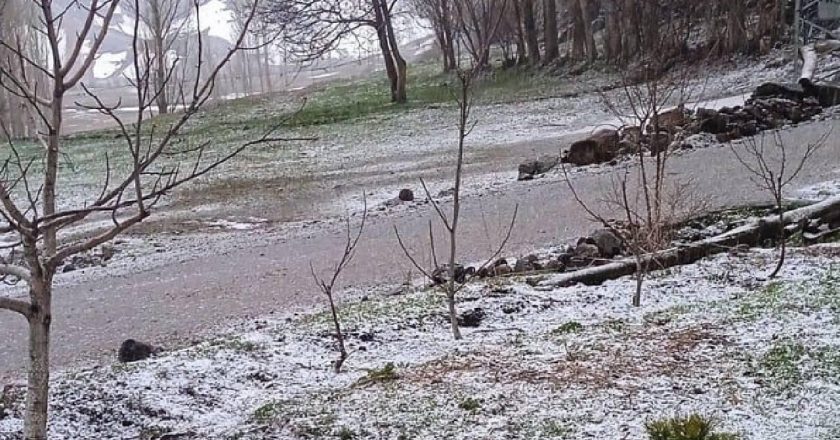 Iğdır'ın üst kesimleri dolu nedeniyle beyaza büründü