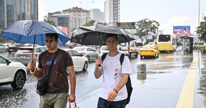 Yağış İstanbul'da hayatı olumsuz etkiledi