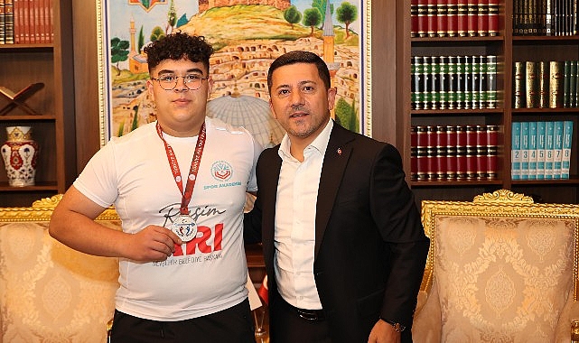 Nevşehir Belediye Başkanı Rasim Arı, Nevşehir Belediyesi Spor ve Gençlik Kulübü himayesinde katıldıkları çeşitli turnuvalarda başarı elde eden sporcuları ödüllendirdi. – GÜNDEM