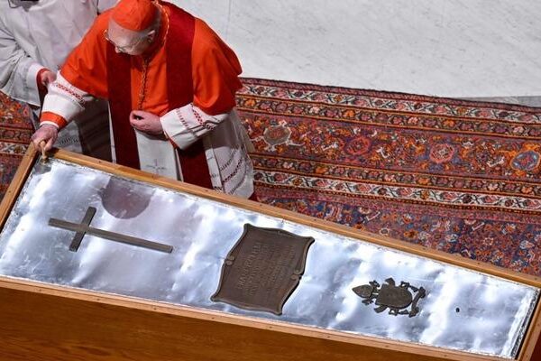Dünyanın gözü burada: Papa'nın Vatikan'daki tabutu … dikkat çeken “beyaz çarşafların” dikkati!