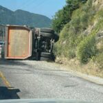 Kastamonu’da asfalt yüklü hafriyat kamyonu devrildi, sürücüsü yaralandı