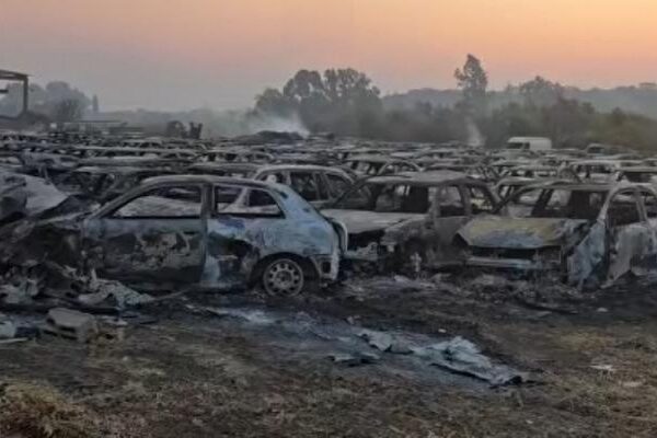 Yunanistan’da gümrük idaresinin otoparkındaki 550 araç yandı