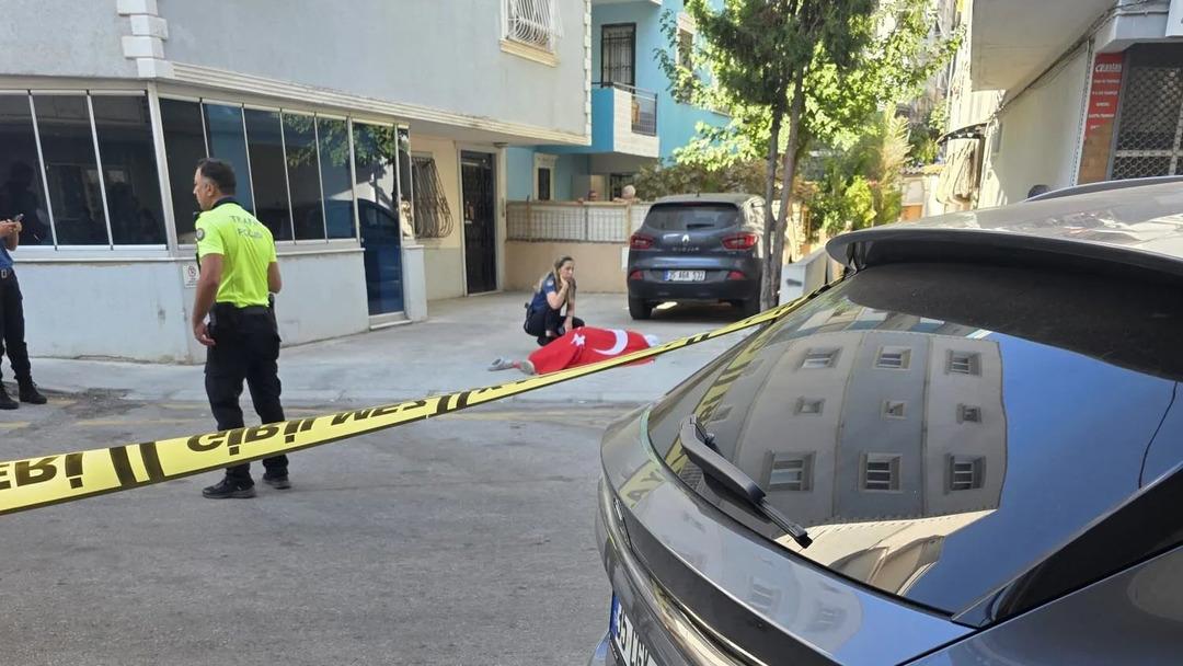 İzmir saldırısında kare yanan fotoğraf! Şehit polisin yanında çöktü, Türk bayrağı üzerinde kaplandı 2