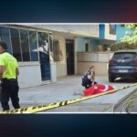 İzmir’deki saldırıda yürek yakan fotoğraf karesi! Şehit polisin yanında çöküp kaldı, üzerine Türk bayrağı örtüldü