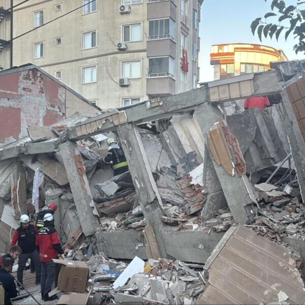 Kocaeli’de 6 katlı bina çöktü