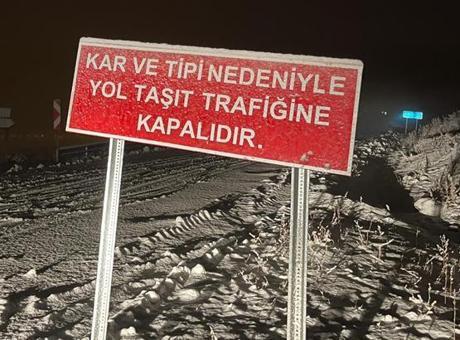 Kara Kış Etkisi! Ekipler Yol Girişine ‘Araç Trafiğine Kapalıdır’ Uyarısı Astı