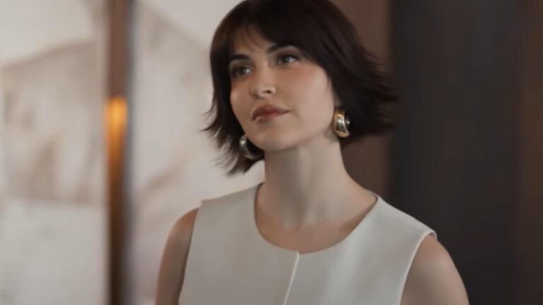 Yeraltı’nın Hande’si Beyza Gümülcine derin bacak yırtmacıyla olay oldu